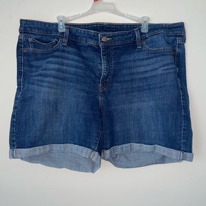 Levi’s Cuffed Mid Length Women’s Jean Shorts. Size 22W.